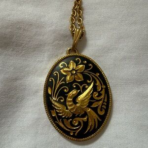 Elegant Gold and Black Pendant Necklace